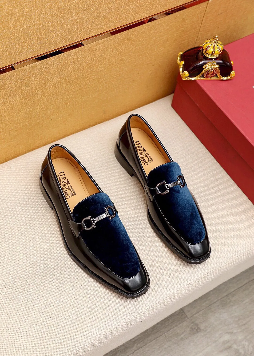 Men's shoes 💰460 💐 Product trademark: Ferragamo "Ferragamo" casual leather shoes Regular size: 38-44 (45.46.47🉑️Customized) Product materials: Selected imported top-layer high mercerized calfskin upper + luxury hardware buckle, imported water-dyed cow leather lining. Strong three-dimensional visual effect, rubber outsole Color: 2⃣️colors available
